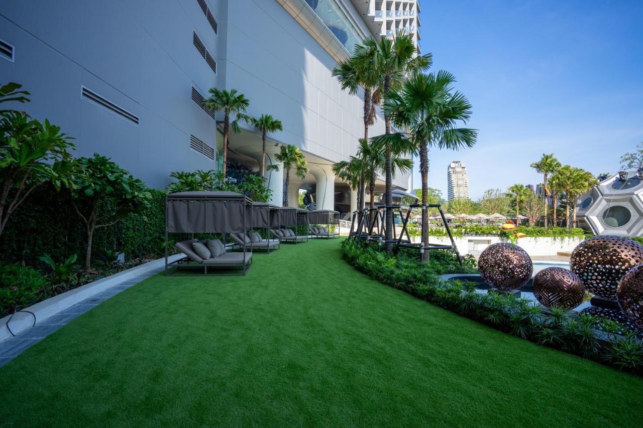 Grande Centre Point Space Pattaya Zewnętrze zdjęcie Artificial grass at a condominium