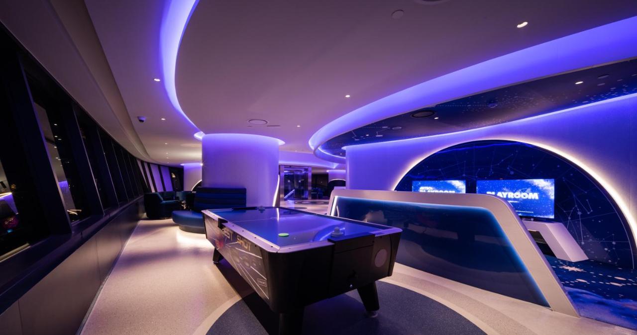 Grande Centre Point Space Pattaya Zewnętrze zdjęcie The Sky Sports studio at Sky Central, the company's headquarters in Isleworth, London