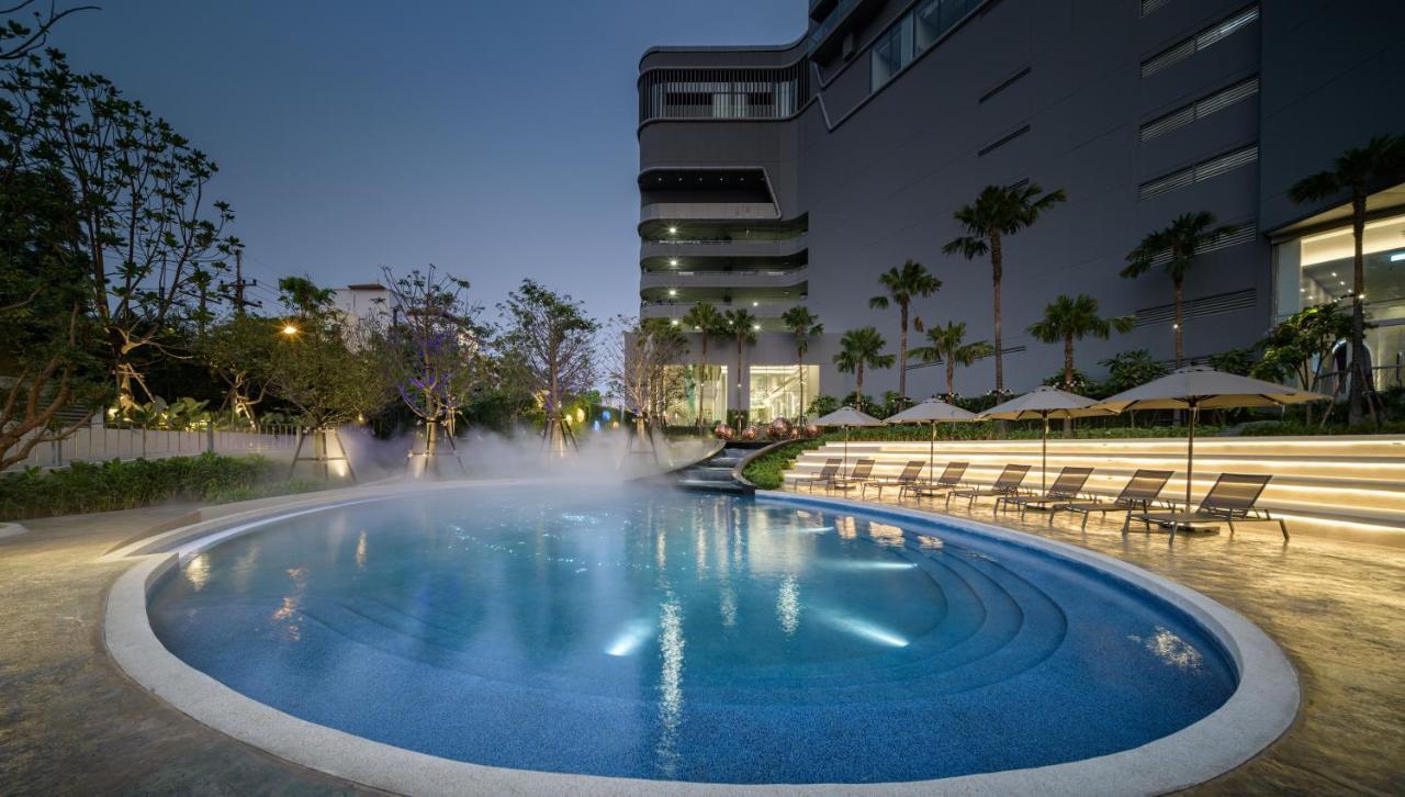 Grande Centre Point Space Pattaya Zewnętrze zdjęcie The outdoor pool at the hotel