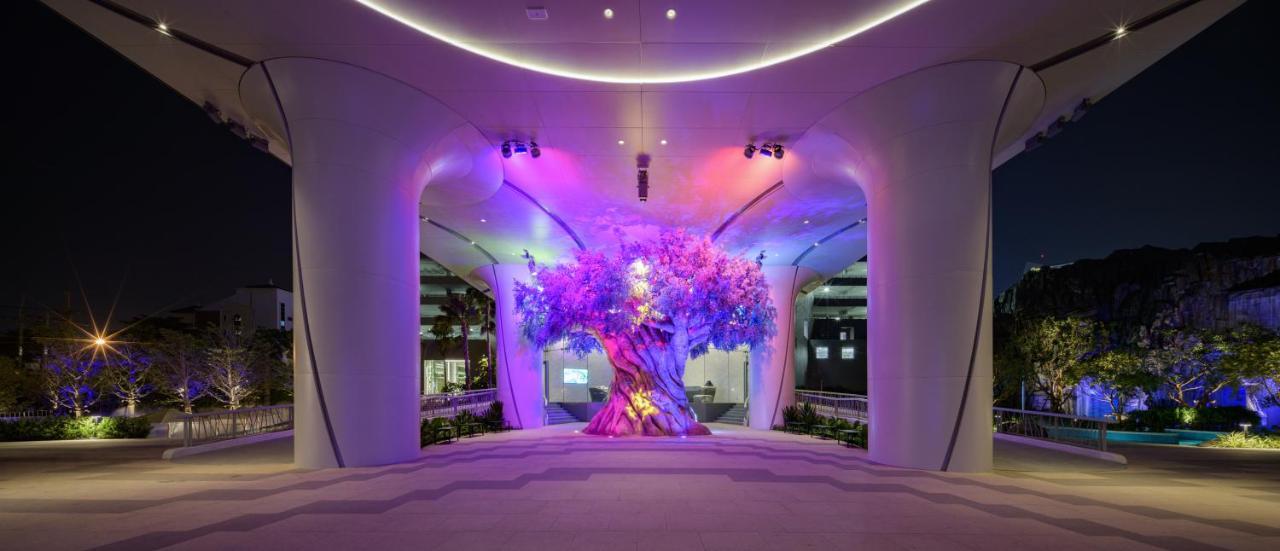 Grande Centre Point Space Pattaya Zewnętrze zdjęcie The Tree of Life at the entrance of the hotel