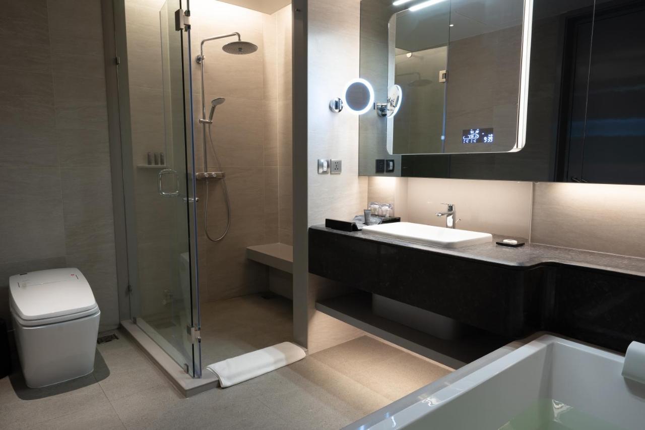 Grande Centre Point Space Pattaya Zewnętrze zdjęcie A shower cubicle