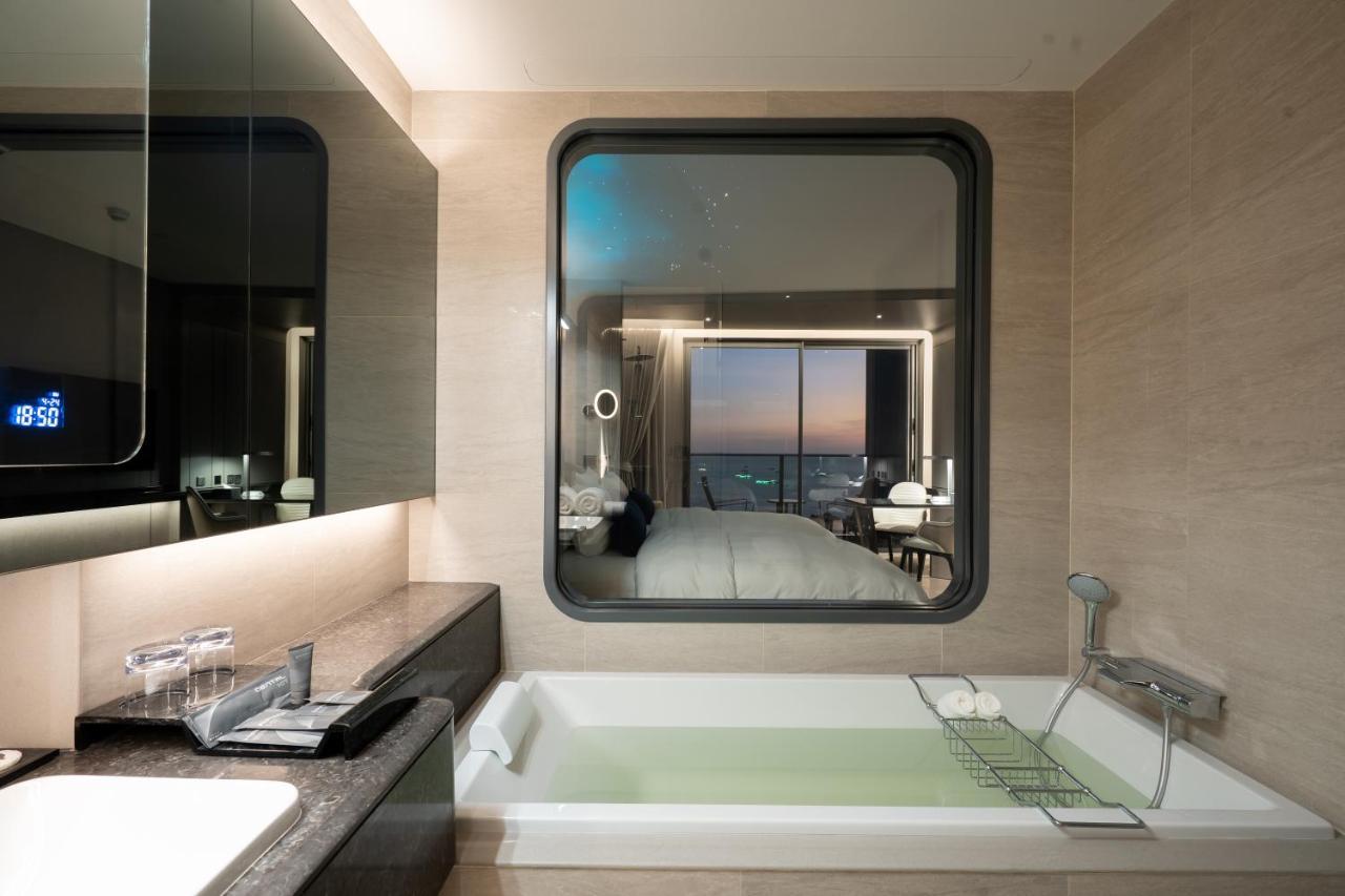 Grande Centre Point Space Pattaya Zewnętrze zdjęcie Bathroom