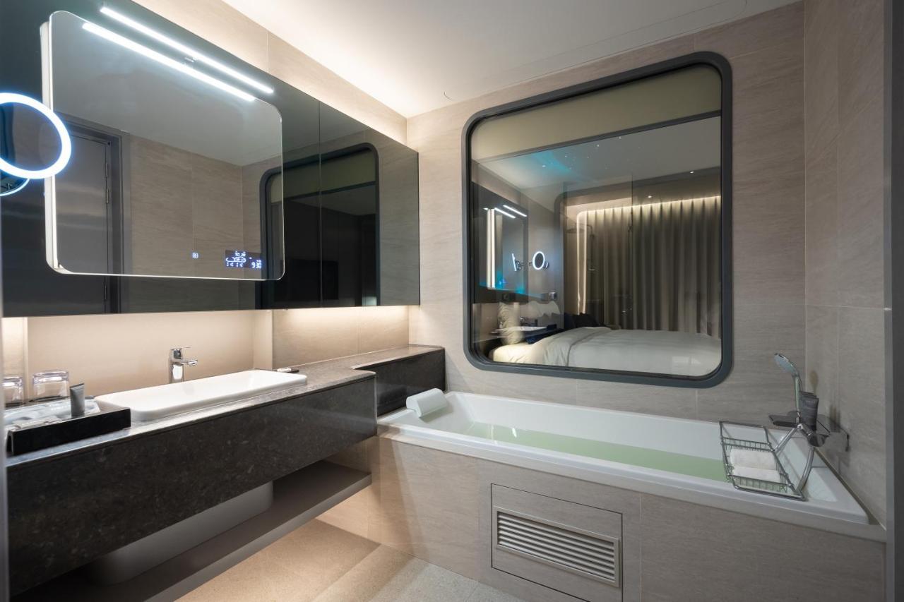 Grande Centre Point Space Pattaya Zewnętrze zdjęcie Bathroom