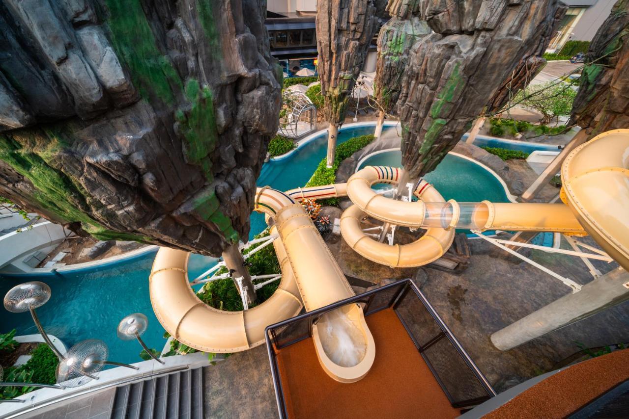 Grande Centre Point Space Pattaya Zewnętrze zdjęcie Water slides at Splash Jungle Water Park